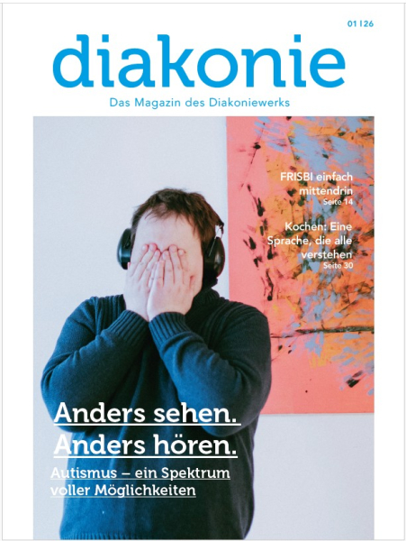 Das Cover des diakonie Magazins zeigt einen Mann mit Kopfhörern, der sich die Augen zuhält